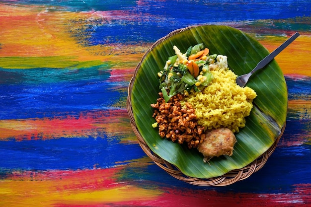 Plats de restaurant végétaliens ou végétariens vue de dessus riz indien épicé chaud dans un bol cuisine locale orientale traditionnelle saine