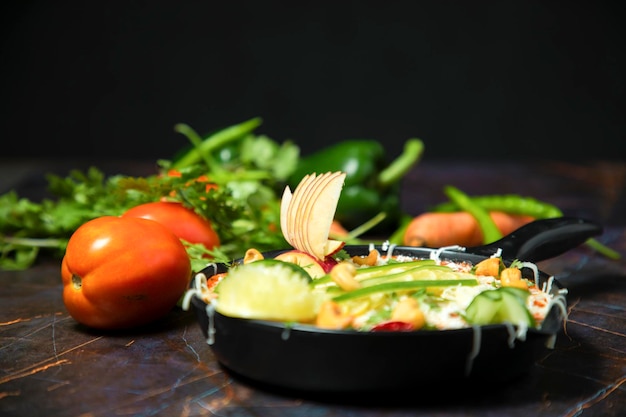 Plats de restaurant végétarien vue de dessus, soupes indiennes épicées chaudes, riz et salades à la poêle