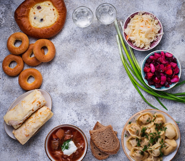 Photo plats russes traditionnels, des bonbons et de la vodka