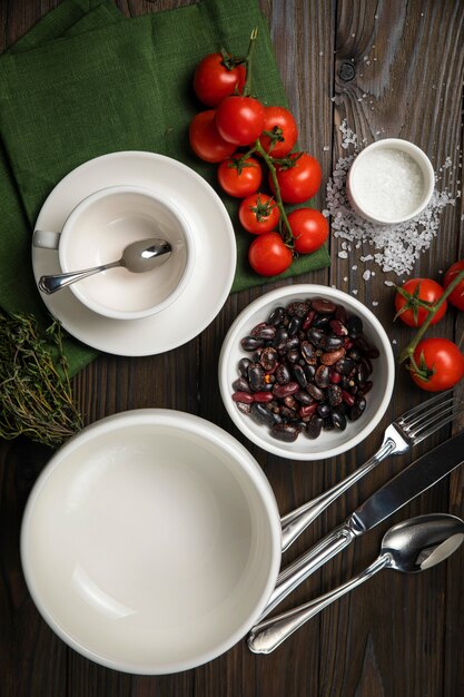 Les plats sont disposés sur une table en bois