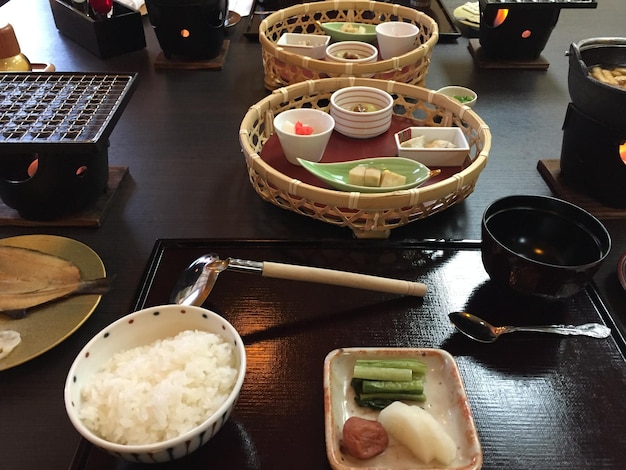 Photo des plats spéciaux de la célèbre cuisine japonaise kaiseki à yudanaka nagano japon