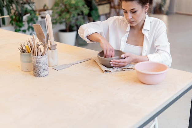 Plats en terre cuite et porcelaine sur commande Femme céramiste à l'atelier Produits individuels pour la maison