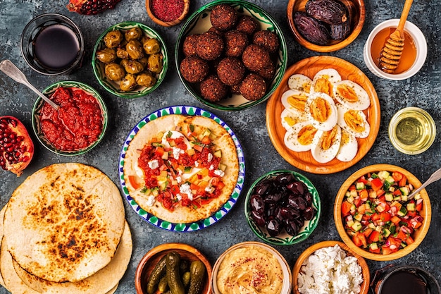 Plats traditionnels de la cuisine israélienne et moyen-orientale malavach avec différentes garnitures vue de dessus