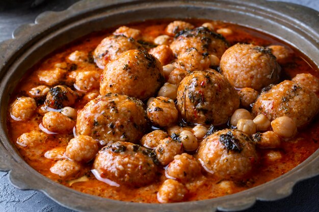 Les plats turcs traditionnels délicieux Soupe Bulgur nom turc Anali Kizli icli kofte