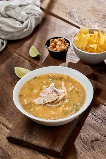 Plats typiques Délicieux ragoût de poisson encebollado d'Equateur, cuisine traditionnelle.