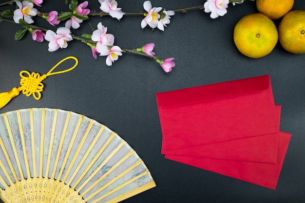 Plats de vacances plat du paquet rouge de nouvel an chinois et d&#39;accessoires fleurissent sur le dessus