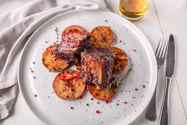 Plats de viande chauds côtes de porc grillées aux poivrons et pommes