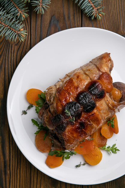 Plats de viande sur une table en bois Dîner de Noël