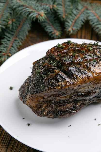 Plats de viande sur une table en bois Dîner de Noël