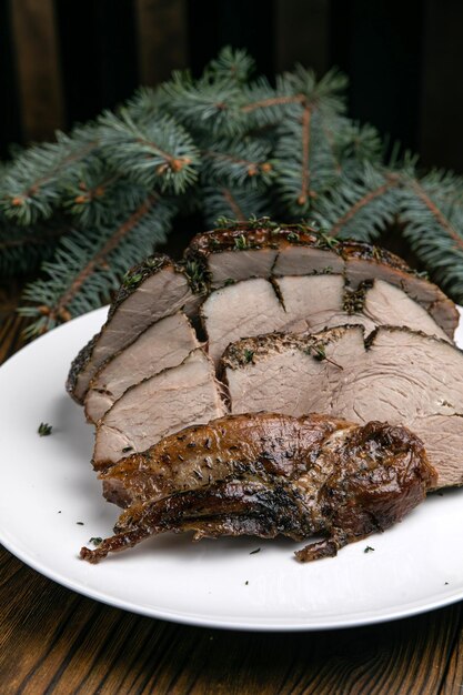 Plats de viande sur une table en bois Dîner de Noël