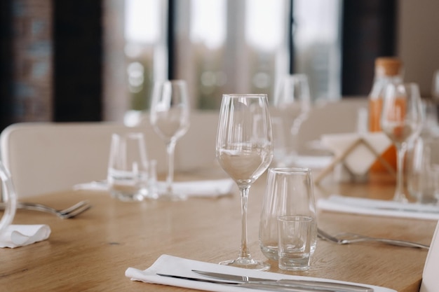 Plats vides et couverts sur la table du restaurant avant le dîner