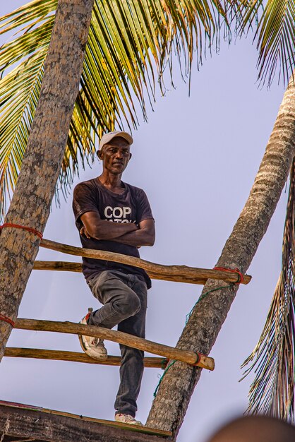 PLAYA LIMON, RÉPUBLIQUE DOMINICAINE 28 DÉCEMBRE 2019 : L'homme dominicain regarde la mer