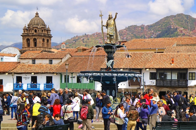 Plaza de Armas à Cusco avec une fontaine de Pachacuti Empereur de l'Empire Inca Pérou