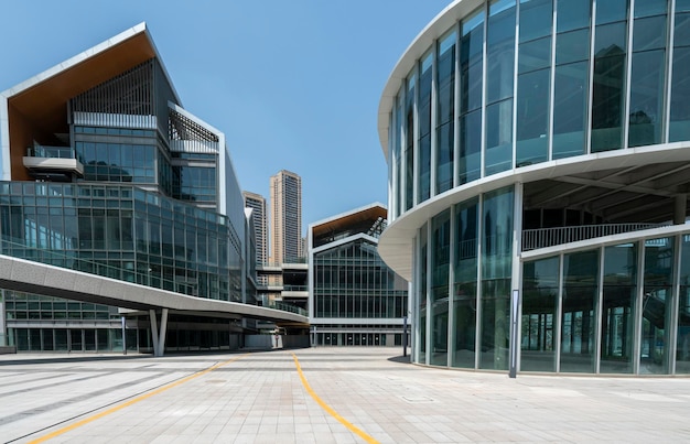 Plaza du centre commercial et immeuble de bureaux