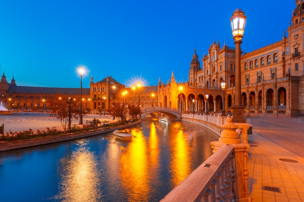 Photo plaza de espana la nuit à séville, espagne