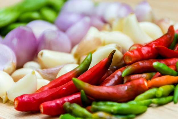 Plein cadre de piment ail oignon rouge Parkia speciosa herbe et ingrédients épicés