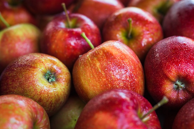 Plein cadre de pommes rouges fraîches humides