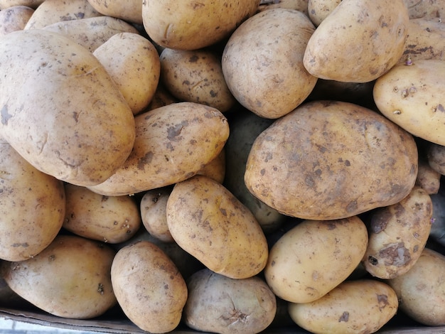 Plein cadre de pommes de terre sales.