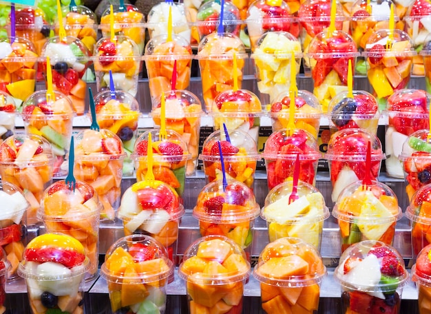 Plein de couleurs dans ce détail de salades de fruits exposées dans un marché espagnol