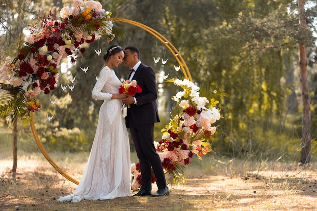 Plein coup beau couple à leur mariage