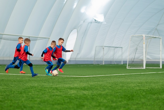 Plein coup d'enfants courant sur le terrain