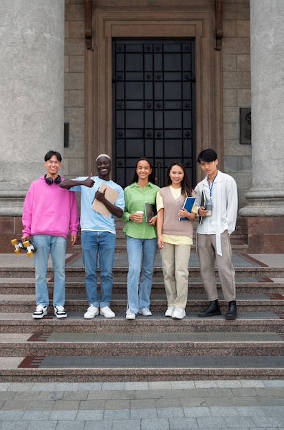 Plein Coup D'étudiants Multiraciaux Posant