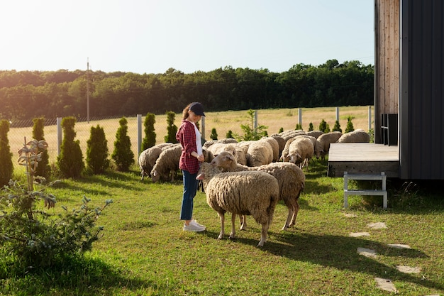 Photo plein coup femme berger dans le champ