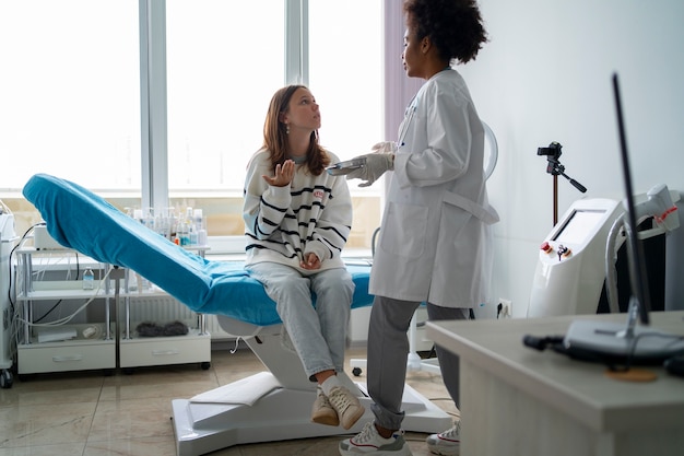 Photo plein coup femme médecin vérifiant le patient