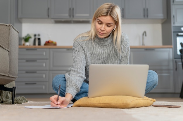 Plein coup femme prenant des notes