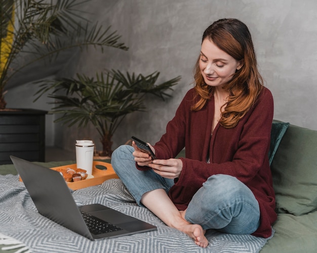 Plein coup, femme, regarder, téléphone