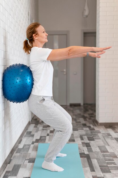 Photo plein coup femme travaillant avec ballon