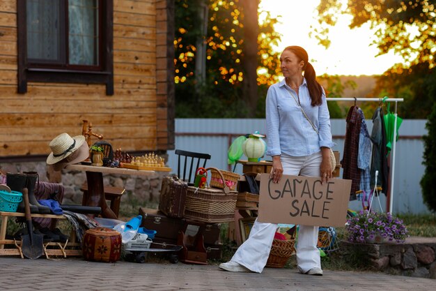 Photo plein coup femme à la vente de garage