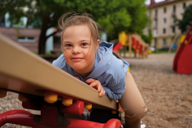 Photo plein coup fille avec le syndrome de down dans le parc