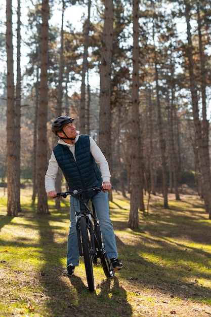 Photo plein coup homme faisant du vélo à l'extérieur