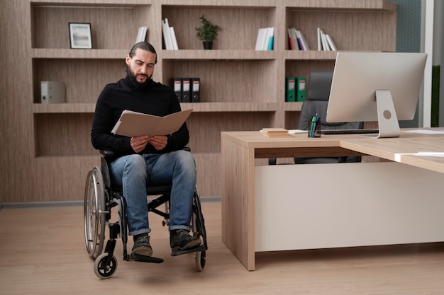 Plein coup homme handicapé lisant un document