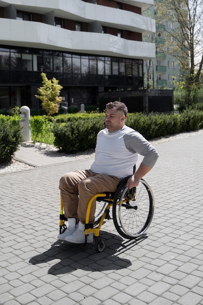 Plein coup homme handicapé en ville