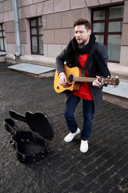 Plein coup homme jouant de la guitare