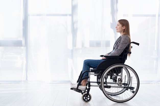 Plein coup jeune femme en fauteuil roulant