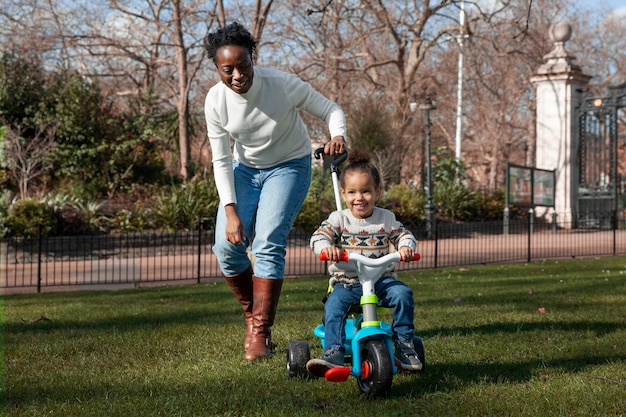 Plein coup mère et enfant avec tricycle