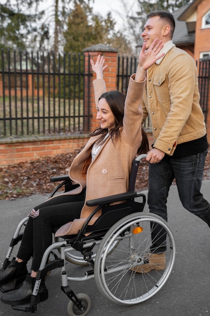 Plein coup smiley homme aidant un ami handicapé