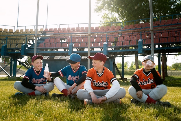 Photo plein d'enfants assis sur l'herbe