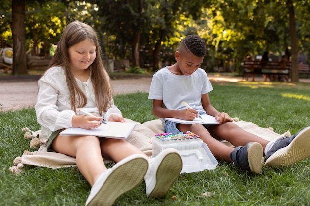 Photo plein d'enfants dessinant ensemble