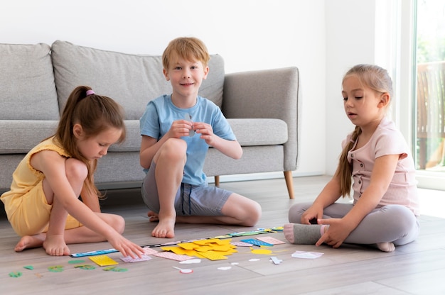 Plein d'enfants jouant dans le salon