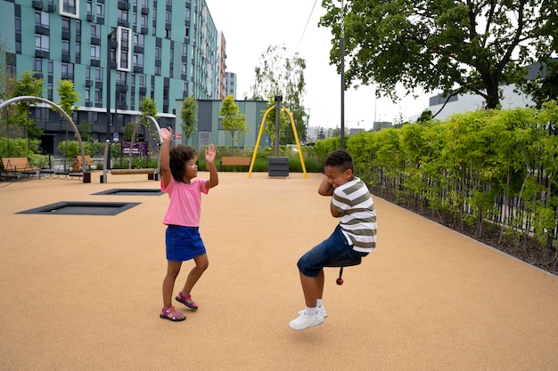 Plein d'enfants s'amusant au parc