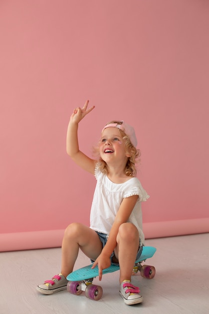 Plein d'enfants souriants assis sur pennyboard