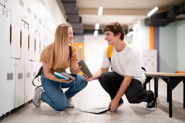 Plein d'étudiants ayant le béguin l'un pour l'autre