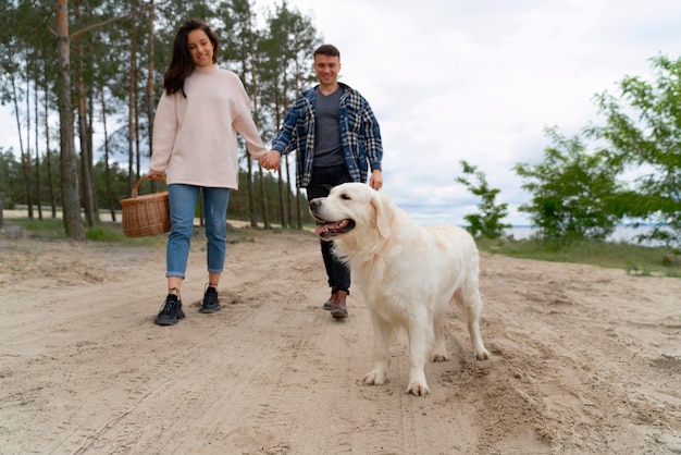 Photo plein de gens marchant avec un chien