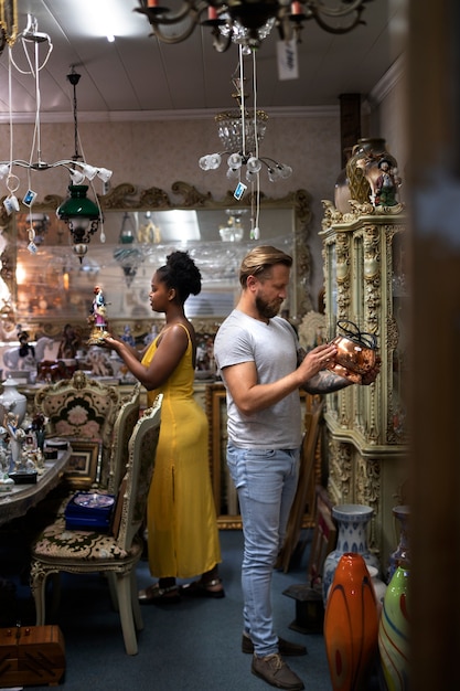 Plein de gens qui traînent au magasin d'antiquités