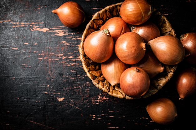 Un plein panier d'oignons sur la table