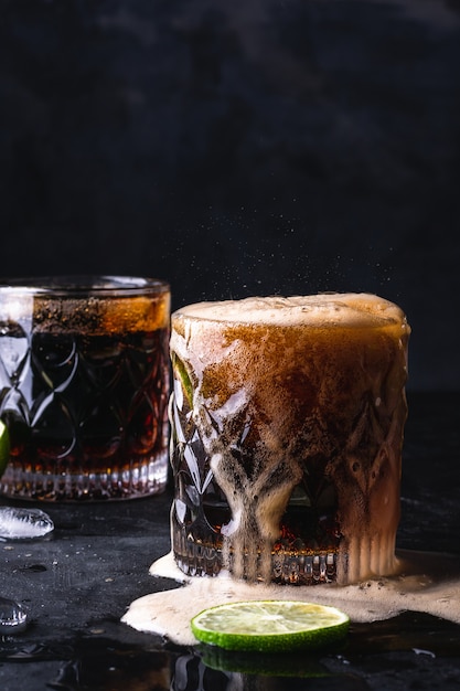 Un plein verre de coke avec des bulles de mousse